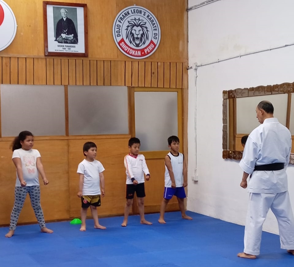 Alumnos de la Academia de Karate "León Landeo" en pose de preparación